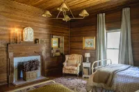 Original Farmhouse est <1920, Professionally Designed, Charm & Comfort in mind! - 4-Star