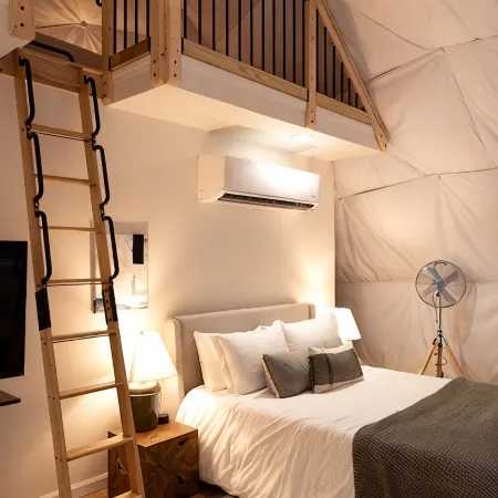 “Climber's Den” Rare Cliffside Stay w/ HotTub RRG