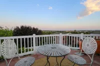 Treetop Lodge - Lose yourself in the views on the westside, close to downtown. - Hot Tub