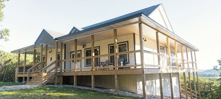 Huckleberry Hollow, secluded home in the woods, wraparound porch, soaker tub! Hoteles en Condado de Stone