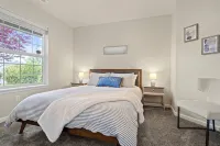Charming white picket fenced home in quiet area - 3 ดาว