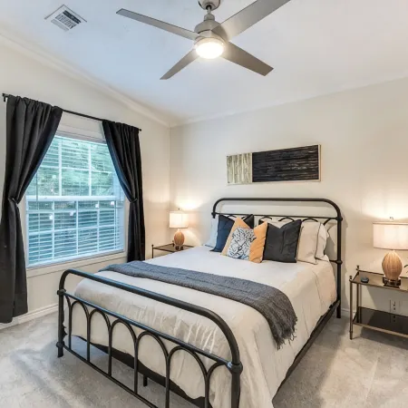 5 min. stroll to Downtown Mckinney! Family & Pet Friendly Cottage