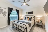 5 min. stroll to Downtown Mckinney! Family & Pet Friendly Cottage - 3성급
