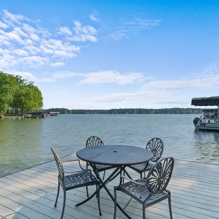 Secluded Lake Oconee 4 Bed/4 BA lakefront home w/ Private dock, 10 Min to Publix