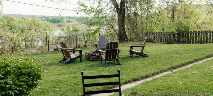Cozy Riverview Cottage. 5 minute walk to downtown Hotels in Hermann
