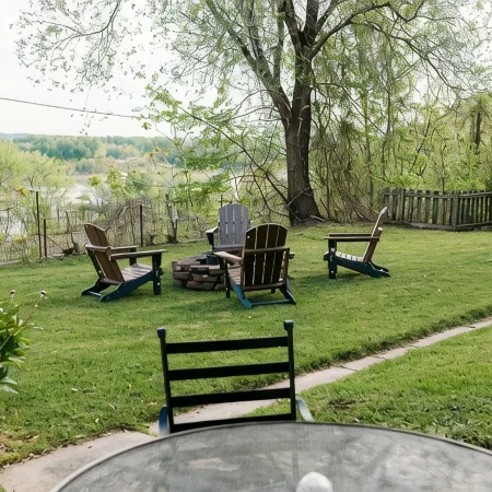 Cozy Riverview Cottage. 5 minute walk to downtown