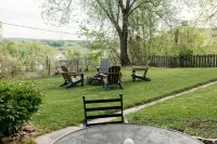Cozy Riverview Cottage. 5 minute walk to downtown - 4성급