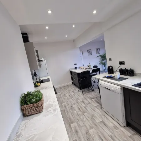 Less than 1 mile from City centre and racecourse. Pet friendly.