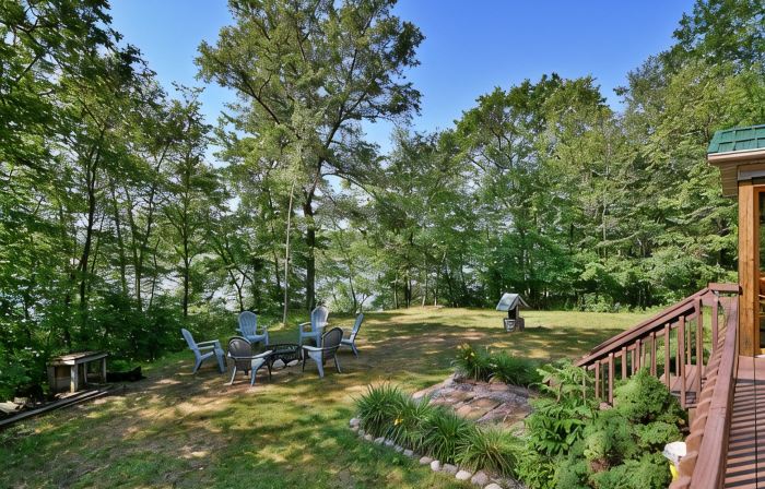 Lakefront Cabin w Screened Deck! Pontoon Rental! 2 Kayaks / Fishing Row Boat!