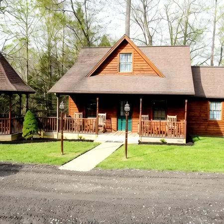 Newly Remodeled, Close to the lake, hot tub, and game room