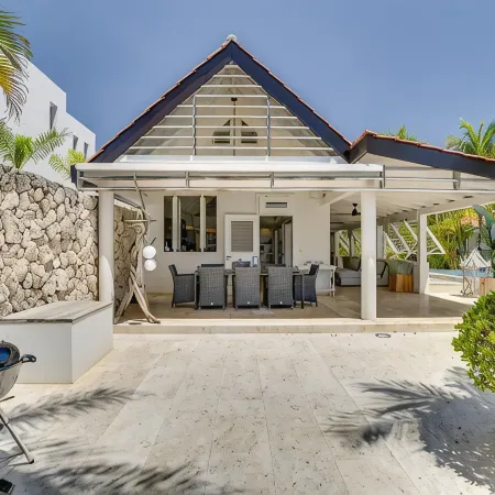 Oceanfront with private beach - 4 bedrooms, 4 bathrooms