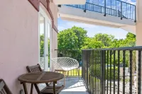 European Village Beach Retreat, minutes from the beach and local attractions! - balcony