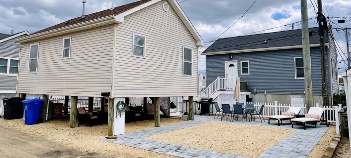 Fun shore bungalow that is walkable to the beach! Hotels in Toms River