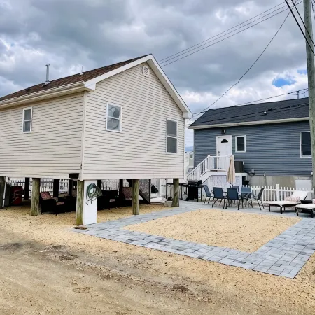 Fun shore bungalow that is walkable to the beach!