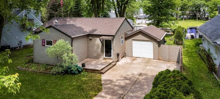 Waterfront Retreat on Lake Winnebago, Kayaks, Firepit, Dog Friendly โรงแรมในออชคอช