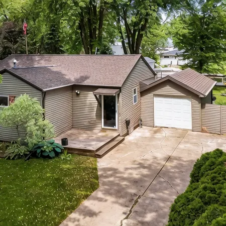 Waterfront Retreat on Lake Winnebago, Kayaks, Firepit, Dog Friendly