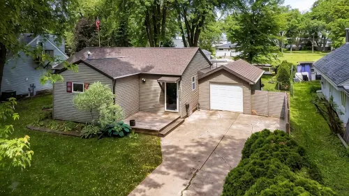 Waterfront Retreat on Lake Winnebago, Kayaks, Firepit, Dog Friendly - Bungalows