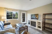Beautifully renovated 1st floor condo just steps from Wildhorse Gondola - 2성급