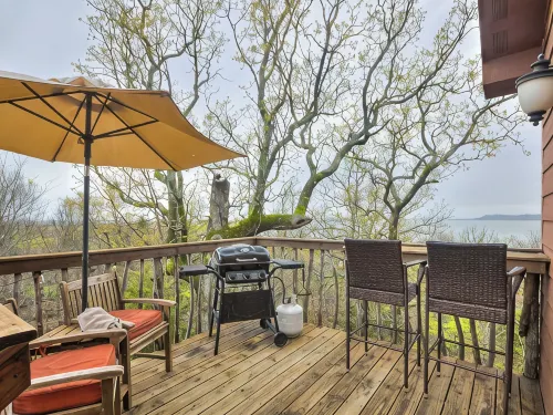 Romantic Rustic Getaway! Elevated Treehouse w/ Jacuzzi Tub. Rest, Relax, Repeat! - Feriehus