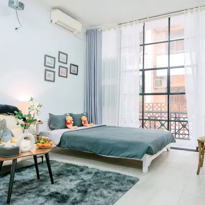 Sunny Balcony/5 min to Train Street and Citadel Hotels near Hanoi Flag Tower