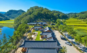 Sangju Pine and Ocher House Pension