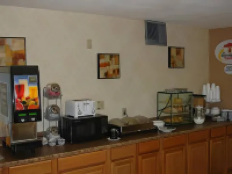 沃倫斯堡溫德姆速8飯店