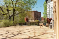 The Bons Amis Suite Hotel dekat Mary Baldwin University