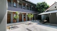 Capital O 1898 Louise Place Hotels in Cianjur