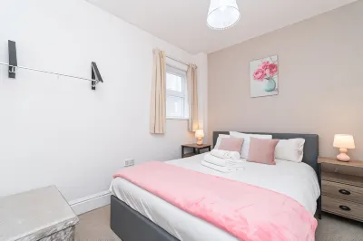 Spacious 2 Bed Southville Flat Near Harbourside