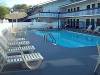 Days Inn by Wyndham Savannah Airport - piscina