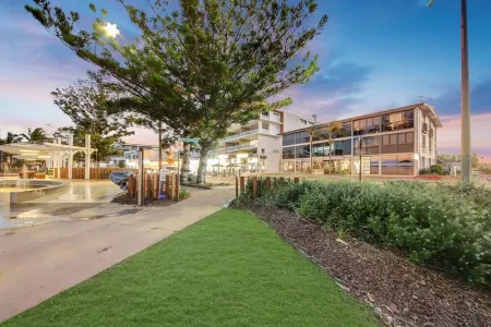 BEACH BELLE 2 BRM APARTMENT OPPOSITE BEACHFRONT Отели в г. Ейппун