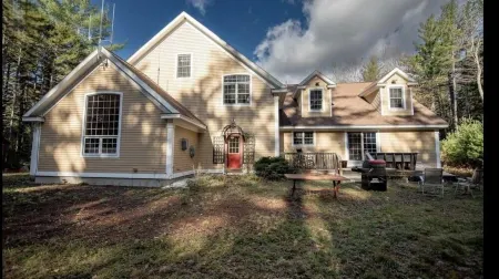 Replica firehouse with large game room, close to hiking and skiing Отели в г. Торнтон