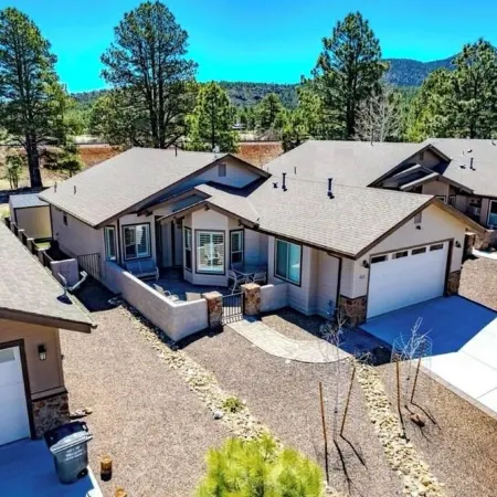 Beautiful Model home 2 minutes to town, golf and hiking. Perfect for families!