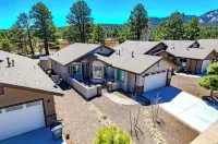 Beautiful Model home 2 minutes to town, golf and hiking. Perfect for families!