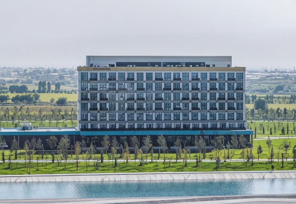 1. Hilton G..