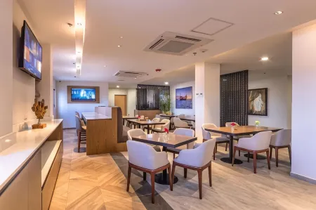 Comfort Inn Hermosillo Aeropuerto Отели рядом с достопримечательностью «Museum of Popular Cultures of Sonora»