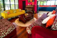 Zenhouse Bali Pool Garden Massive Grounds فنادق في Nightcliff