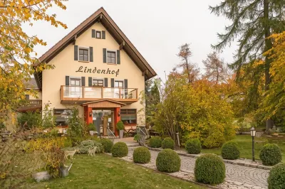 Landhotel Lindenhof Hotel dekat Schätzlerbad Weiden