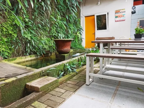 Jeng Tini Guest House - balcony