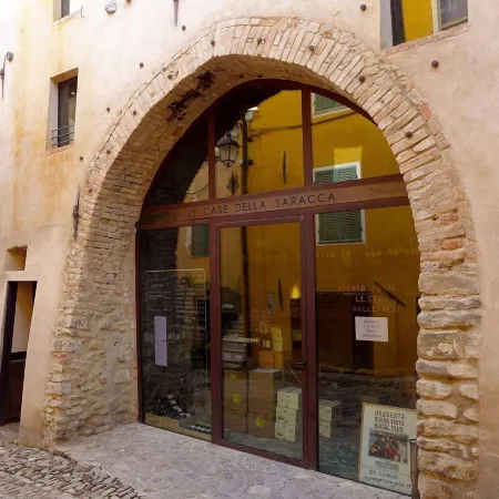 Le Case Della Saracca Отели в г. Монфорте-д'Альба