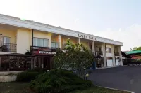 Lotus Family Hotel - Free Parking - Airport Shuttle