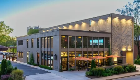 Meeting House Отели рядом с достопримечательностью «Иден Сентер»