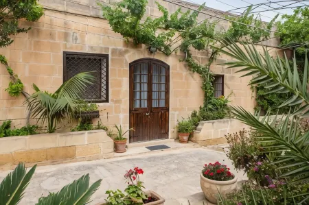 Ta' Bertu Host Family Bed & Breakfast Отели в г. Бирзеббуджа