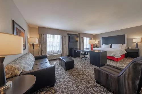 Hampton Inn & Suites DuPont - 2-Star