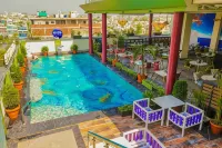 HK Clarks Inn, Amritsar - สระว่ายน้ำบนดาดฟ้า