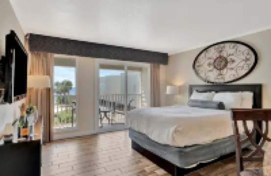 Sea La Vie, Peaceful Bayview Balcony & Heated Pool Hotels near Ben T Davis Beach