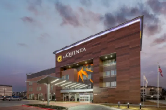 La Quinta Inn & Suites by Wyndham DFW West-Glade-Parks Hotel di 