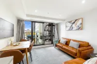 Stylish Modern Unit w Balcony and Pool Zodiak Stays