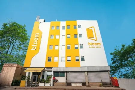 Bloom Hotel - Karol Bagh Отели рядом с достопримечательностью «Фатехпур-Масджид»