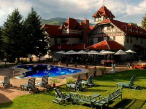 傳統紅石旅館 皮特金縣酒店